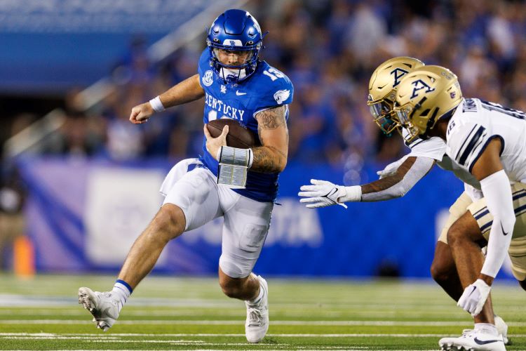 Devin Leary, Ray Davis lead Kentucky over Akron Zips